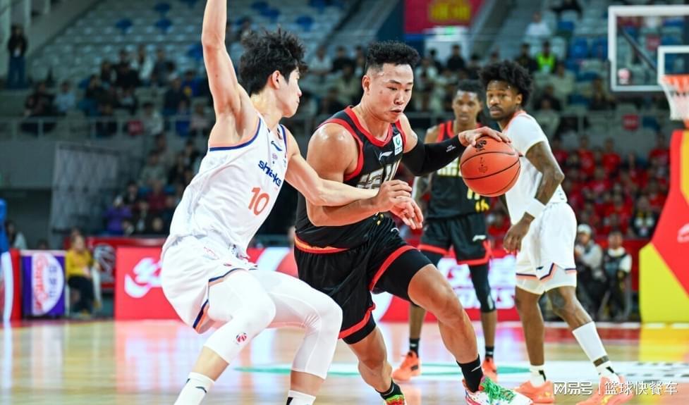 开云移动-CBA第一黑马横空出世！连斩北京上海杀疯了：辽篮恐遭他们双杀？